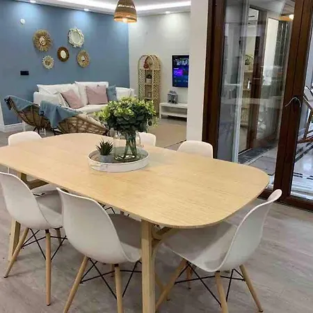 Peaceful Sea Front. 3 Bedrooms House W/ Basement. فيلة اسطنبول