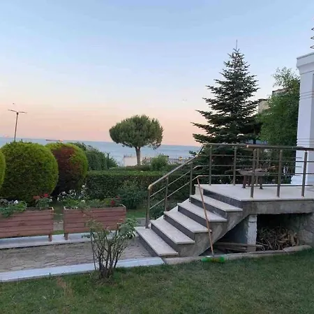Peaceful Sea Front. 3 Bedrooms House W/ Basement. فيلة