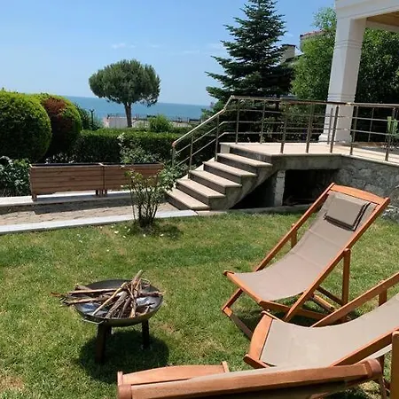 Peaceful Sea Front. 3 Bedrooms House W/ Basement. *