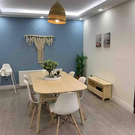 Peaceful Sea Front. 3 Bedrooms House W/ Basement. * İstanbul