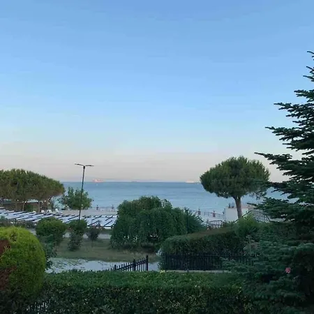Villa Peaceful Sea Front. 3 Bedrooms House W/ Basement. İstanbul